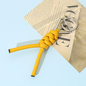 Porte-clés en cuir tressé fait main en gros avec pendentif et boucle triangulaire, accessoires de sac polyvalents, anneaux porte-clés avec décor tressé - Product Image 1