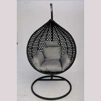 Mobilier d'extérieur moderne de style design très vendu Chaise pour balcon en rotin avec coussin suspendu pour dosette d'oeufs Chaise pour balançoire de patio avec support