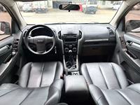 Pick-up Isuzu D-MAX 3.0T 4x4 Diesel 2018 avec volant à gauche, sièges en cuir foncé, bon état, véhicule d'occasion