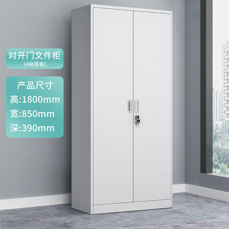 Quatre panneaux à l'intérieur de la porte en fer