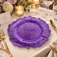 Assiette de présentation élégante en plastique violet de 13 pouces, texture poudrée rayonnante, bordure florale irrégulière pour banquets de mariage