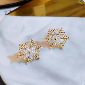 Orecchini a Perno Vintage a Forma di Fiocco di Neve per Donne, Gioielli Scintillanti d'Ispirazione Francese, Vendita all'Ingrosso - Product Image 4