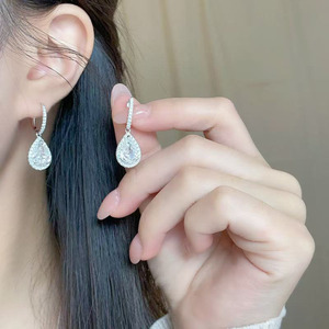 Boucles d'oreilles créoles en or blanc 18 carats avec diamants de laboratoire, design goutte d'eau à trois griffes, style luxe et mode, boucles d'oreilles à clip, boucles d'oreilles Huggie - Product Image 3