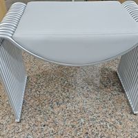 Fauteuil d'appoint moderne minimaliste de luxe léger avec structure en métal et siège en cuir véritable pour la salle d'attente, le changement de chaussures et le salon
