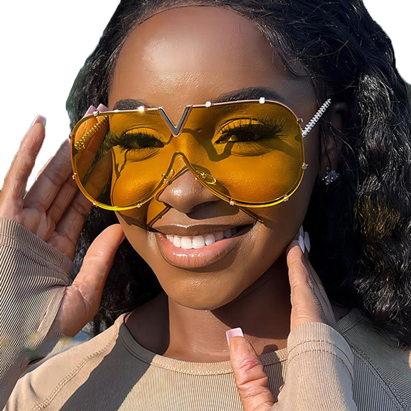 STORY KDD9106 Luxury V-Shaped Oversized Sun Glasses display picture 1