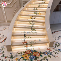 Escalier en marbre courbé sur mesure avec incrustation florale au jet d'eau et éclairage LED intégré, design personnalisé pour villa de luxe