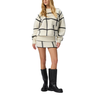 Pull en laine à col rond surdimensionné pour femmes et mini-jupe à carreaux jacquard Automne Hiver Doux Chaud Ensemble tendance pour femmes en deux pièces