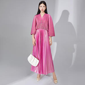 Vestido Maxi Plisado Antiarrugas Ecológico Tejido Miyake, Cuello en V, Elegante, Holgado, Mangas Murciélago, Ropa de Mujer, Otoño, Elástico - Product Image 1