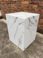 Table d'appoint ronde moderne en MGO blanc, design élégant à texture ondulée, table basse en béton, table d'appoint en oxyde de magnésium, pour l'intérieur et l'extérieur