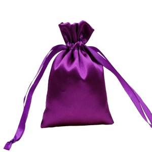 Sacs à cordon en satin de soie écologiques et recyclables avec logo personnalisé imprimé à l'écran pour mariage, bijoux, perruques, cadeaux, maquillage - Product Image 1