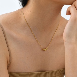 เครื่องประดับชุบทอง 18k ดีไซน์สวยหรู สร้อยคอจี้แบบปรับแต่งได้ สร้อยคอแบบเรียบง่าย สร้อยคอแบบโซ่คล้องคอ สร้อยคอแบบสามลูกบอล - Product Image 4
