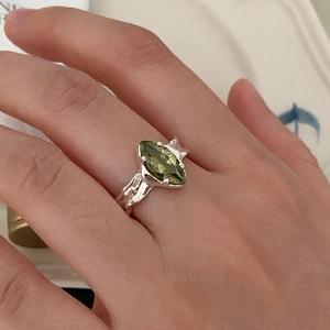 แหวนเงินแท้ 925 ประดับเพทายสีเขียวมะกอก ดีไซน์เรียบง่าย ทันสมัย ไม่ซ้ำใคร รูปทรงตัวเลข - Product Image 2