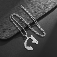 Collier pendentif tendance et polyvalent en acier inoxydable avec motif tête de cheval ajourée pour homme et femme, idéal pour le quotidien