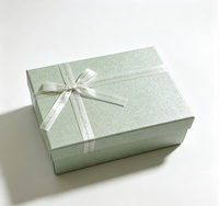 Boîte cadeau rigide à fermeture magnétique avec surface pailletée, ruban satiné imprimé, nœud, papier rigide de luxe, matériaux recyclés, bonbons, mariage