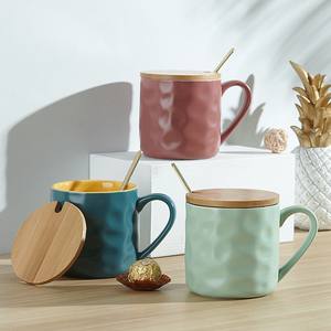Taza de cerámica estilo nórdico con tapa y cuchara, bicolor verde beige con patrón de piedra, taza individual para café, té, agua. - Product Image 3