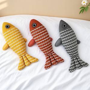 Morbido peluche a forma di pesce gatto giocattolo di pezza per gattino giocattolo da masticare soffice pesce imbottito di cotone regalo per animali domestici durevole giocattolo da masticare morbido per cani e gatti - Product Image 1