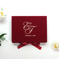 Boîte d'invitation de mariage de luxe en velours rouge bordeaux avec couverture rigide, monogramme doré pour couple, pour ensemble de papeterie de réception de mariage
