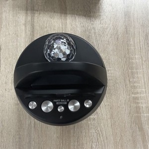 Haut-parleur portable avec poignée et boutons de commande pour une utilisation en extérieur - Product Image 2