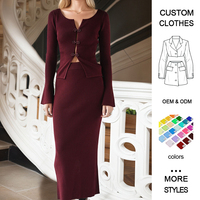 Ensemble deux pièces élégant en tricot rouge vin avec col carré, design de boutons en plaque complexe, coupe ajustée et moulante