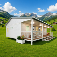 Maison de vacances préfabriquée, cabane modulaire avec porche couvert, balustrade et grandes fenêtres pour projets de complexe hôtelier, camping ou ferme