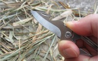 Mini couteau multifonction Porte-clés Couteau pliant Portable EDC Tools Camping Chasse Outdoor Gear Survival Card Multitool