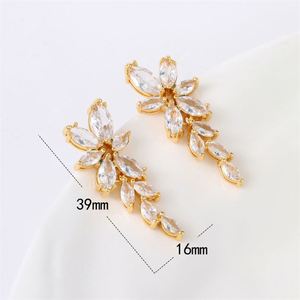Boucles d'oreilles de luxe en forme de feuille pour mariage en laiton avec zirconium - Product Image 3