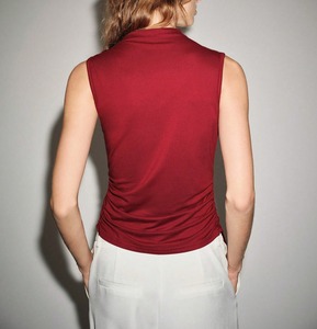 WY525003 Elegante T-shirt Nera Senza Maniche con Dettaglio Bottoni Dorati Intrecciati, Vestibilità Slim Unica, Maglia Stampata da Donna - Product Image 5