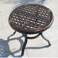 Ensemble bistrot de plage moderne en aluminium moulé avec fauteuils ornés et coussins résistants aux intempéries pour utilisation au bord de la piscine et sur la terrasse de jardin