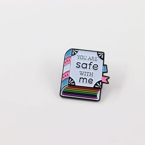 Épingles en émail souple amusantes « YOU ARE SAFE WITH ME » en métal plaqué, personnalisées <span class=keywords><strong>et</strong></span> gaufrées, <span class=keywords><strong>pour</strong></span> les amateurs de livres – Édition Rainbow Book - Product Image 5