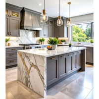 Cuisine modulaire personnalisable avec armoires grises, îlot central en pierre frittée moderne avec évier, fabriqué en Chine