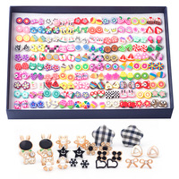 Pendientes de botón de dibujos animados variados al por mayor, set a granel de aretes coloridos de resina y arcilla con diseños de animales, frutas, flores y corazones para mujer y niña