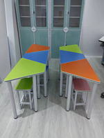 Ensemble de chaise et de bureau d'école en forme d'éventail hexagonal pour la lecture et la formation primaires et secondaires, table de conseil psychologique