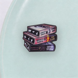 Broche en émail sur le thème des livres de fantasy empilés, série Fourth Wing, pour la décoration de sac à dos - Product Image 3