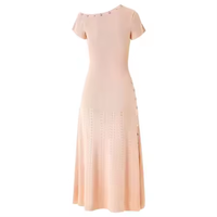 Robe à la mode à manches courtes irrégulière de style français avec un design à boutons diagonaux sur l'épaule et un sens du tempérament