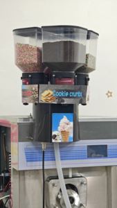 Machine à crème glacée molle pressurisée CE ETL Flavor Burst CC8 CrunchiCreme avec technologie Bottom-Up et armoire réfrigérée - Product Image 2