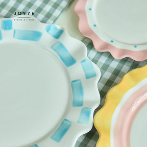 JOYYE Set di piatti a forma di cuore personalizzato dipinto a mano dolce atmosfera da ragazza matrimonio Set di stoviglie in ceramica con bordo floreale - Product Image 5