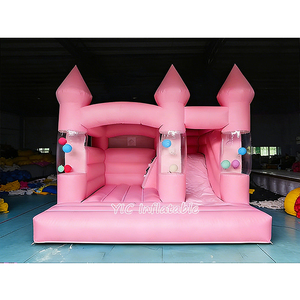 Château gonflable rose pastel avec toboggan, structure gonflable commerciale pour location événementielle, avec piliers transparents pour balles - Product Image 2