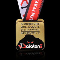 Médaille commémorative de festival personnalisée OEM en émail, médaille en métal doré ajourée, récompense souvenir de club avec ruban de cou