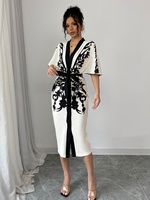 Robe midi élégante pour femme, col en V, coupe trapèze, manches mi-longues, imprimé floral, taille nouée, style bureau urbain, décoration boutonnée, naturelle