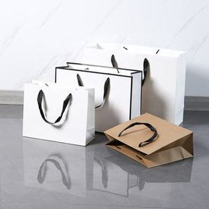 Sac en papier kraft noir mat réutilisable de haute qualité personnalisé avec poignée en patch, style classique, sac cadeau pour vêtements, emballage personnalisé avec logo - Product Image 2