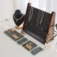 Présentoir de bijoux de présentoir de collier de boucle d'oreille d'anneau de pierre naturelle verte