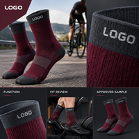 Chaussettes de cyclisme sportives bordeaux et noires, respirantes, à coupe ajustée, avec maille respirante, bord côtelé, faible volume, zones de couleur inaltérable, construction tricotée