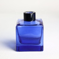 Fabricant en gros de flacons de parfum vides en verre bleu cobalt, carrés et ronds, pour diffuseurs à bâtonnets, personnalisables OEM, avec bouchons