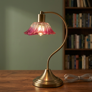 Lámpara de Mesa Tradicional de Latón con Pantalla de Cristal Verde en Forma de Flor, Base E12 LED para Dormitorio - Product Image 4