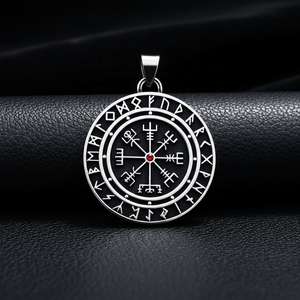 Colgante personalizado con cabeza de lobo Yunnique, acero inoxidable 316L, incrustaciones de cristal rojo, impermeable, estilo vintage, hipoalergénico, para hombre. - Product Image 1