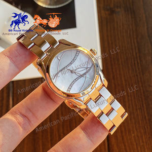 Cadran en diamant compact, exquis, luxueux et à la mode de qualité 5A avec une lumière dorée scintillante, montre à quartz pour femme - Product Image 3