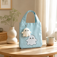 Op maat gemaakte pluche tasbedel met verborgen opvouwbare boodschappentas OEM promotionele pluche tas houder sleutelhanger op maat gemaakte pluche bedel