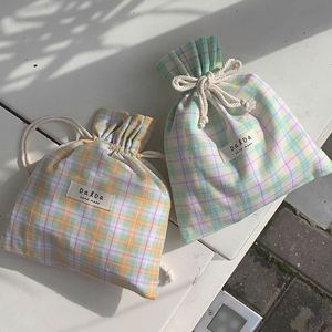 Sac à cordon personnalisé en toile de coton à carreaux colorés, petit sac de rangement recyclé pour les voyages, idéal pour la promotion - Product Image 1