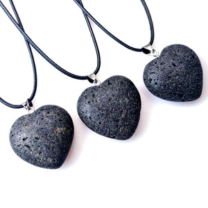 Collar con colgante de piedra volcánica negra, en forma de corazón, fabricante mayorista de joyería Chul. - Product Image 2