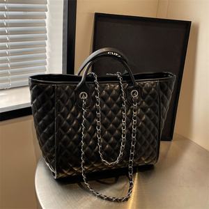 Nouveauté : Grands sacs fourre-tout en cuir matelassé noir pour femmes, sacs à main, sacs à bandoulière avec logo personnalisé et chaîne - Product Image 4